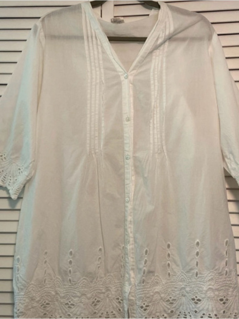 Women's White Button-Front Eyelet Tunic Blouse